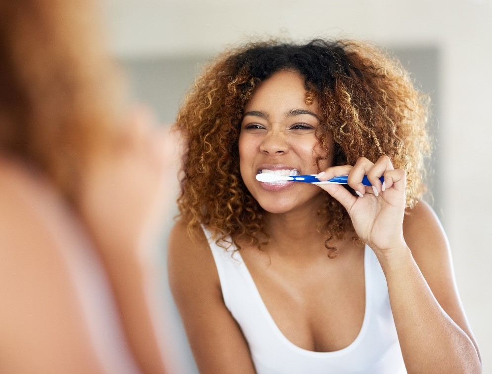 woman-brushing-teeth
